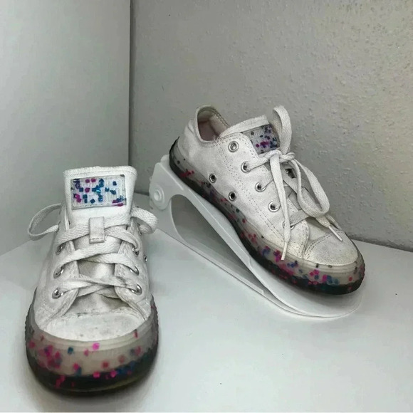 KIDS CONVERSE ALL STAR WHITE WITH SPRINKLED PINK AND BLUE BOTTOM - Picture 1 of 7